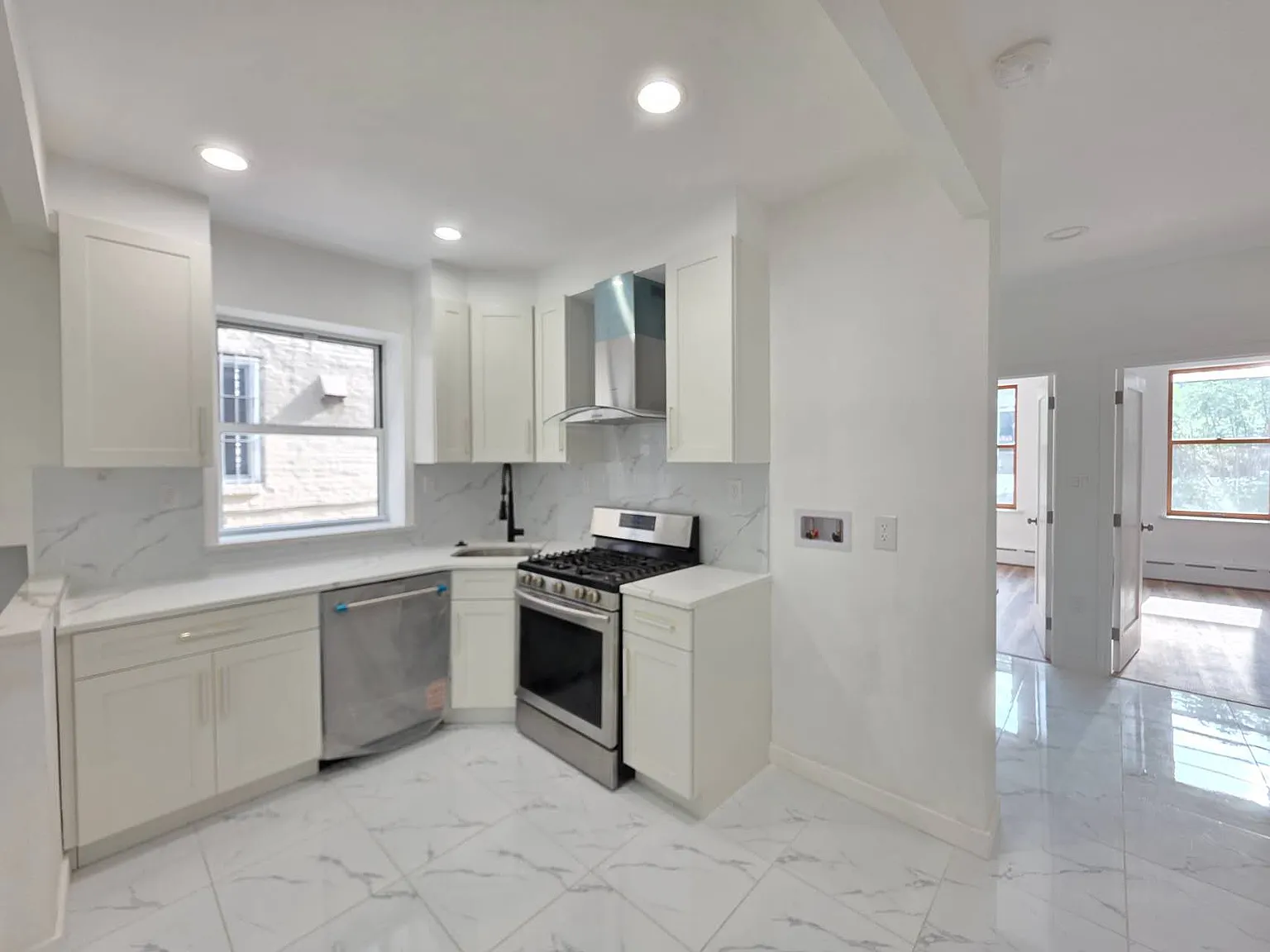 3 bed, 1300 sqft, $3,800 — Photo 1