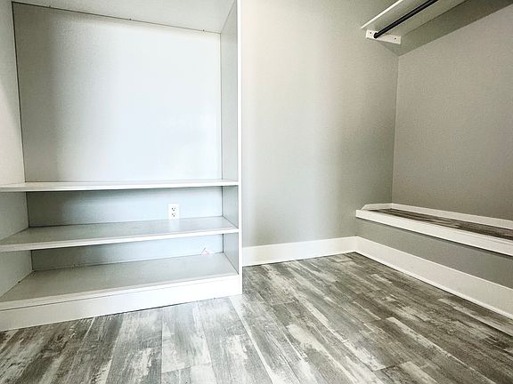 5th image of 221 S Ludlow St #402