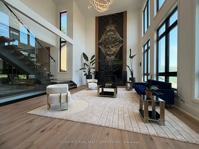 211 Kennedy St W — Photo 3