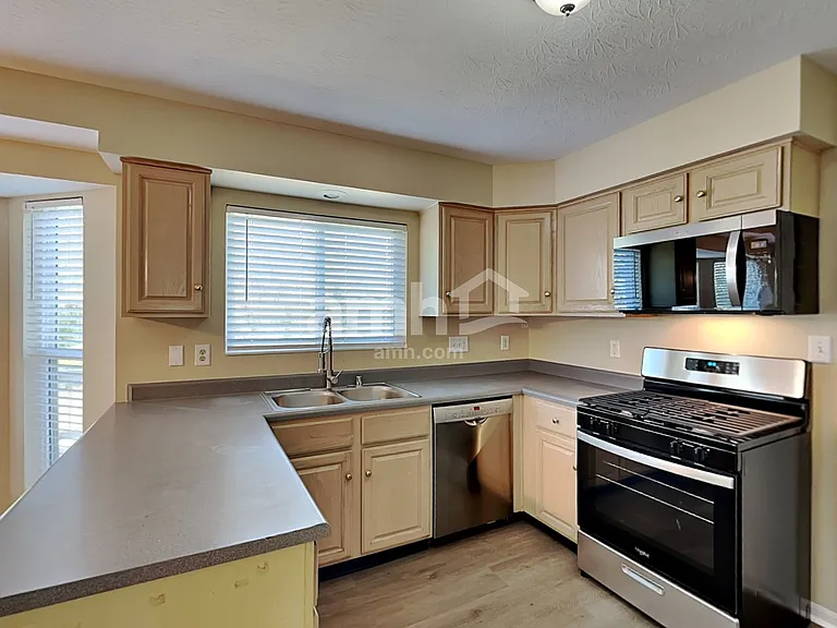 725 Kent Cir — Photo 3