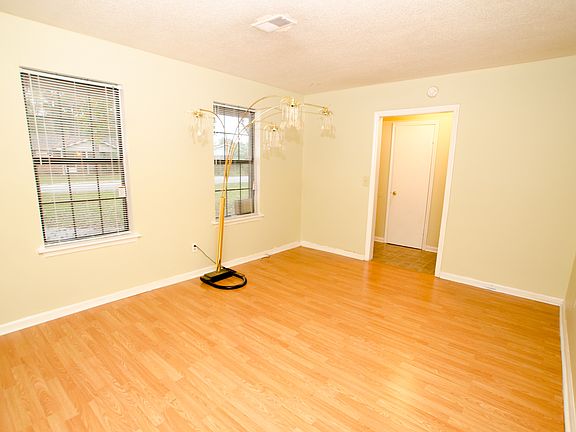 4th image of 287 Dorchester Manor Blvd