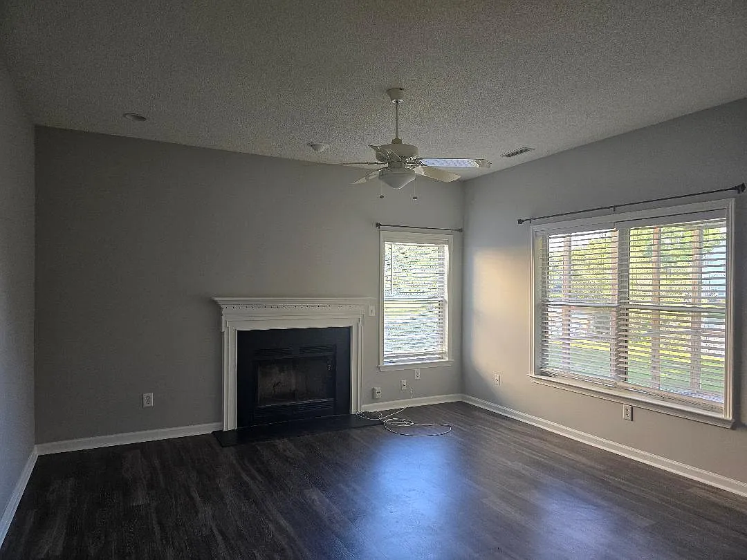 3 bed, 2.5 bath, 1700 sqft, $3,200 — Photo 2
