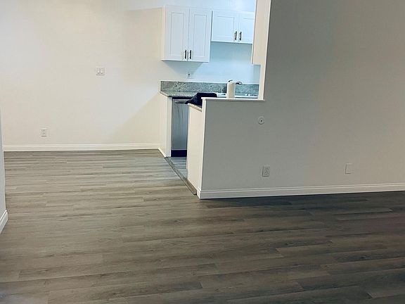 4th image of 5349 Newcastle Ave APT 33