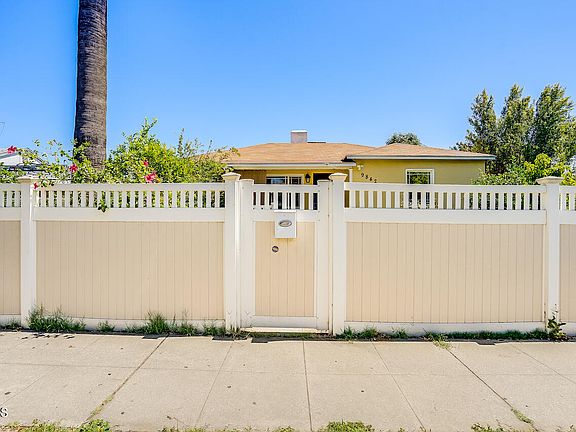 5th image of 9842 Woodman Ave