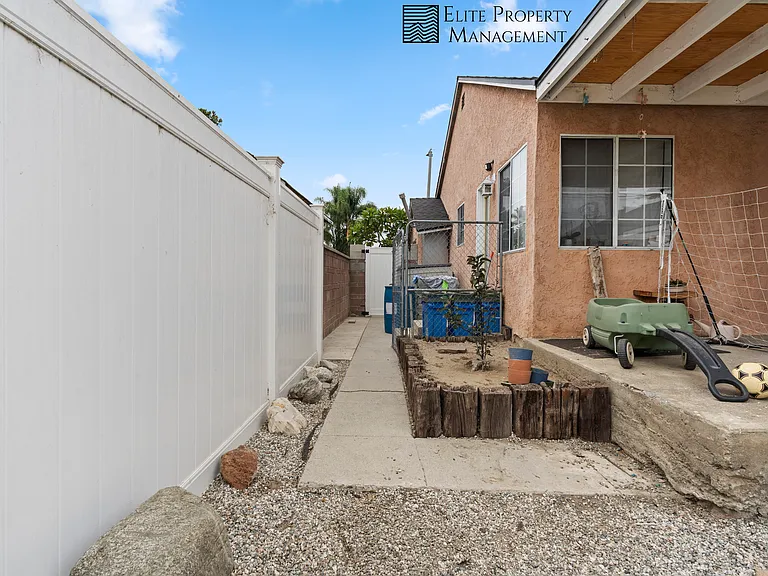 6418 Paramount Blvd #1/2 — Photo 9
