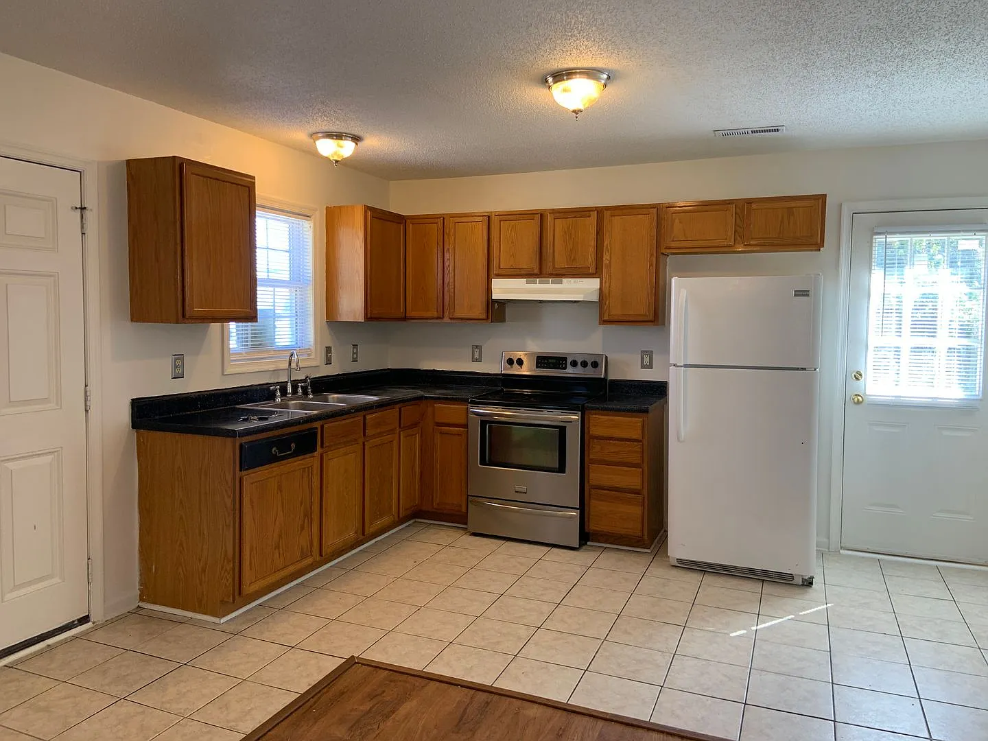 4 Bedroom Home close to HWY 421 & I40 — Photo 3