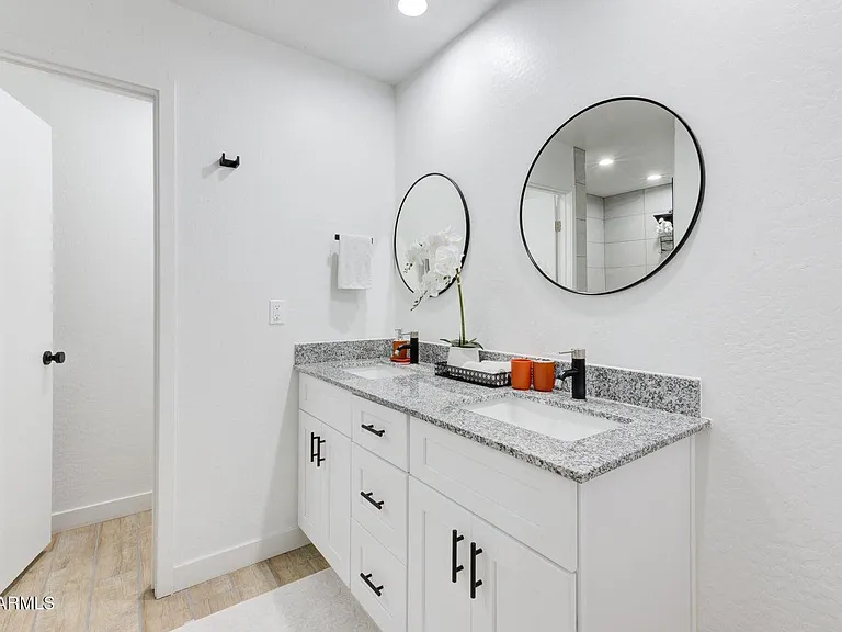 1821 W Hadley St — Photo 19