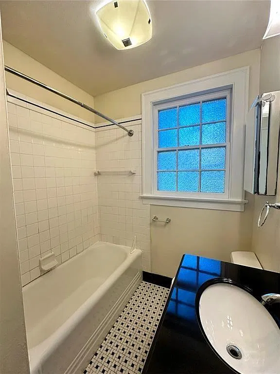 2 bed, 1.0 bath, 900 sqft, $2,400 — Photo 3