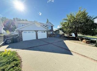 6929 99th St, Peace River, AB T8S 1B4