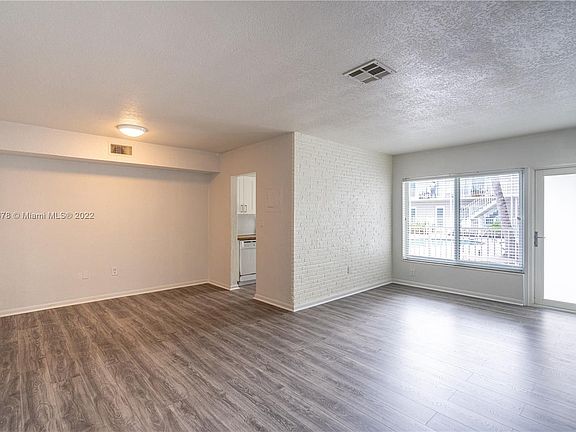 5th image of 1940 Biarritz Dr APT 4