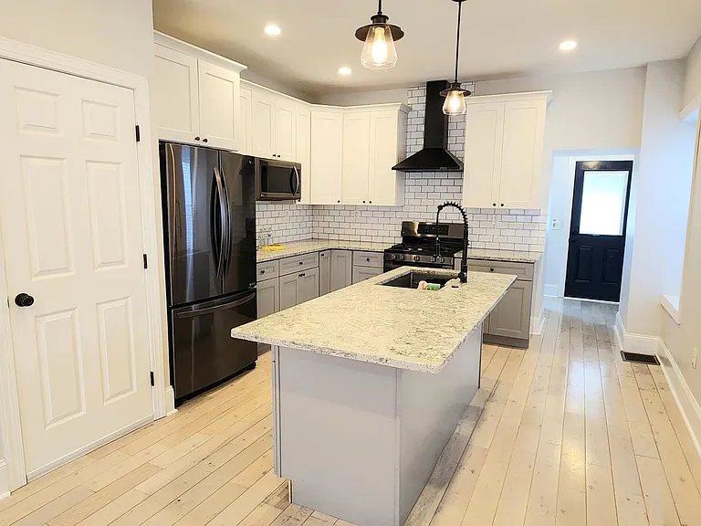 332 Kingsley St — Photo 4