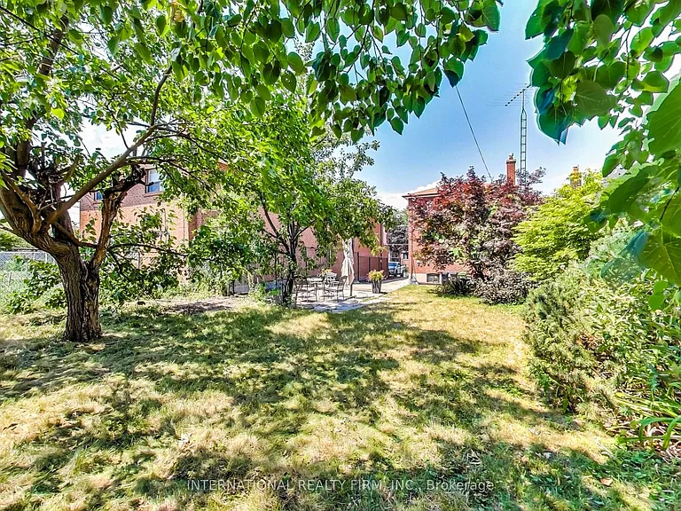 1097 Glengrove Ave — Photo 25