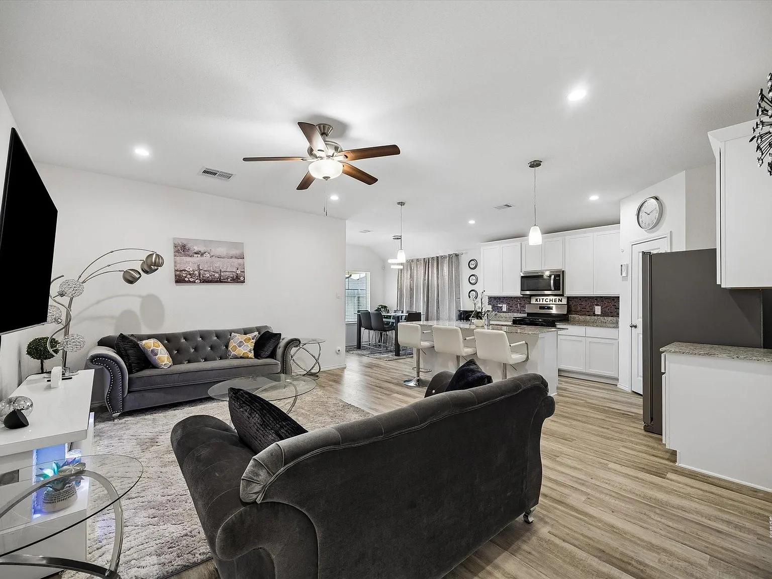 3 bed, 2.0 bath, 1409 sqft, $2,050 — Photo 3