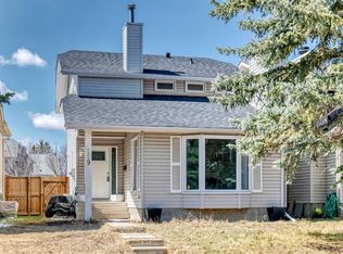 119 E Woodglen Grv SW, Calgary, AB T2W4J9