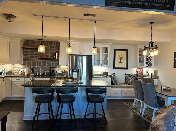 370 Jennifer Ln, Brookfield, WI 53045