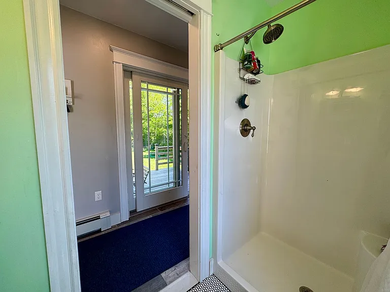 275 Middle Rd — Photo 24