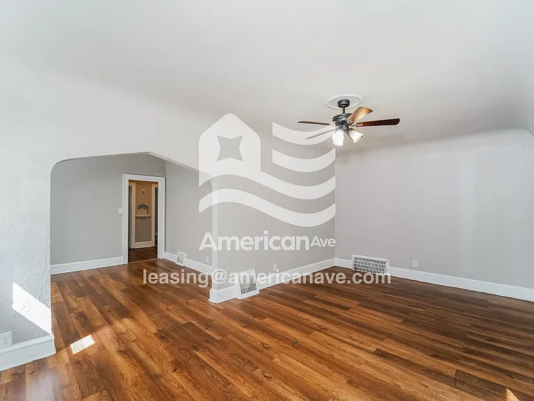 997569_004_wm_-_living_room_13122345.jpg