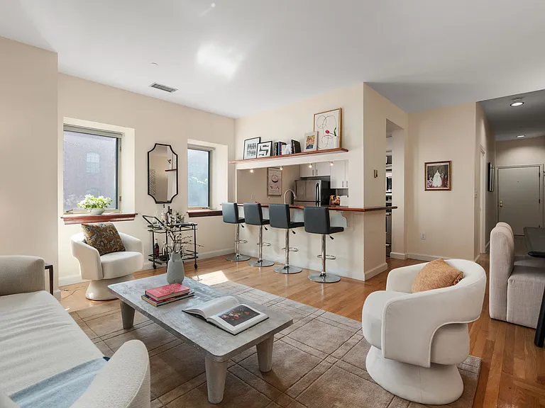 2 Clarendon St #302 — Photo 5