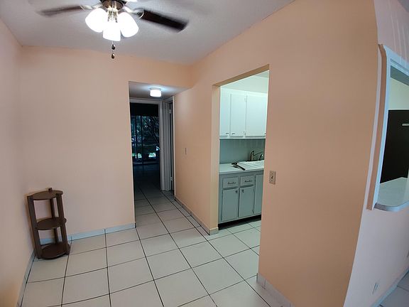 4th image of 28 Windsor Dr #B