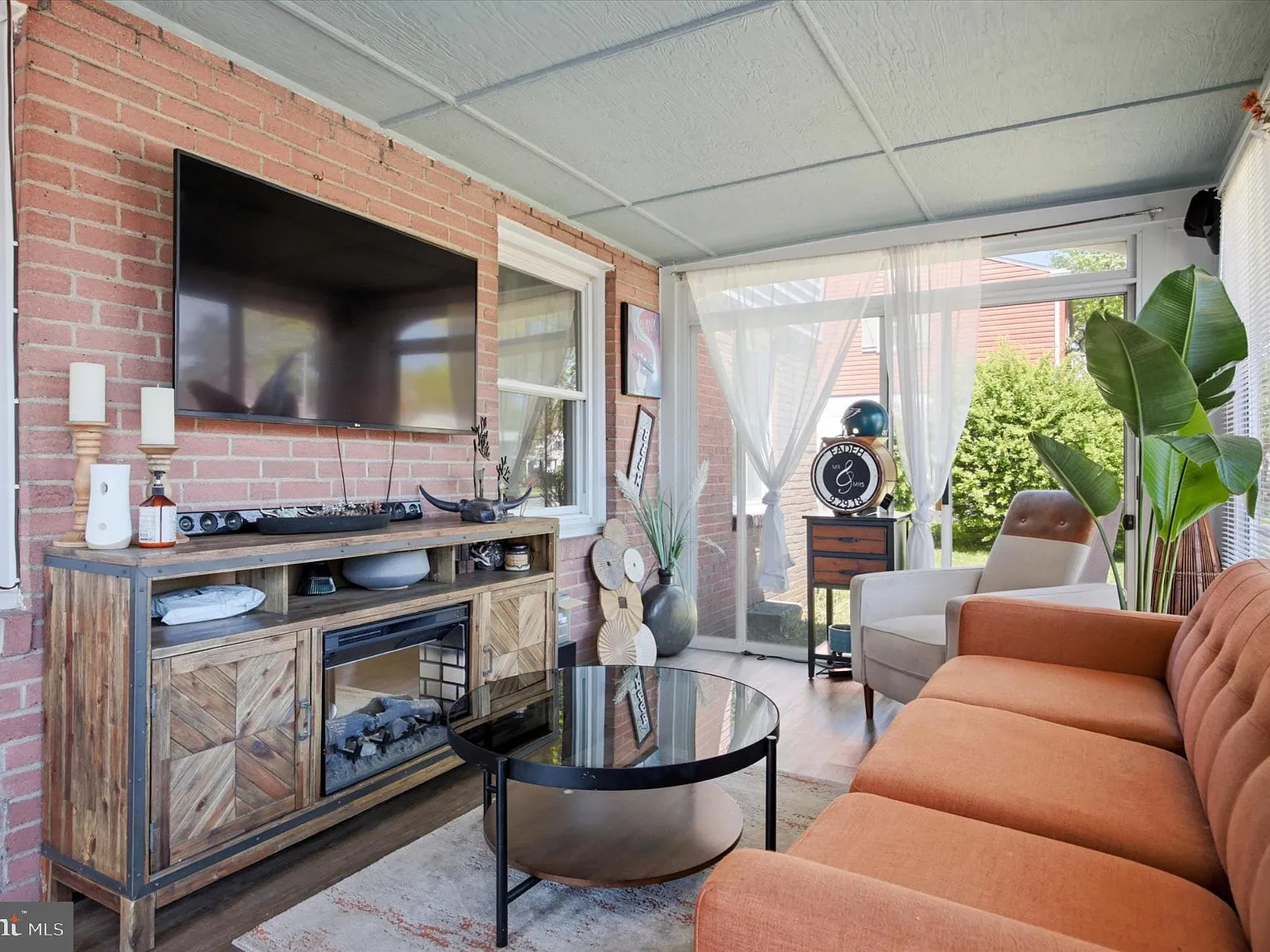 3 bed, 1.5 bath, 1496 sqft, $2,750 — Photo 3