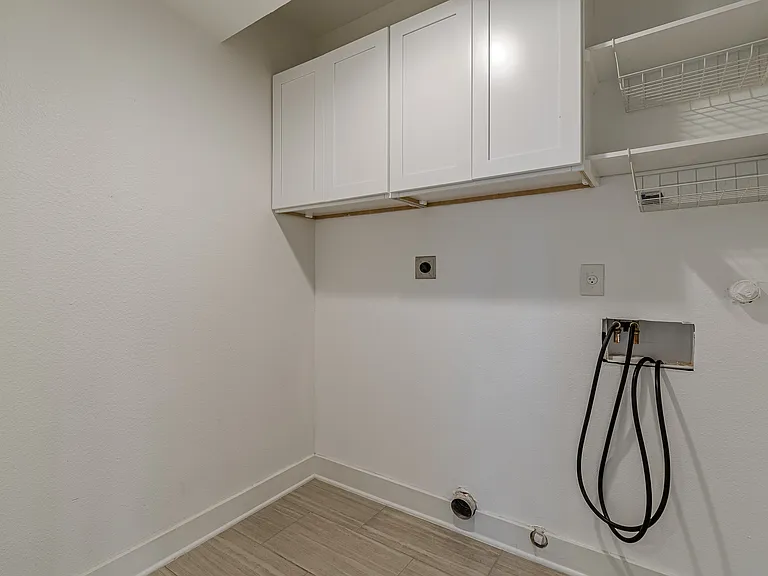 311 W Mistletoe Ave — Photo 37