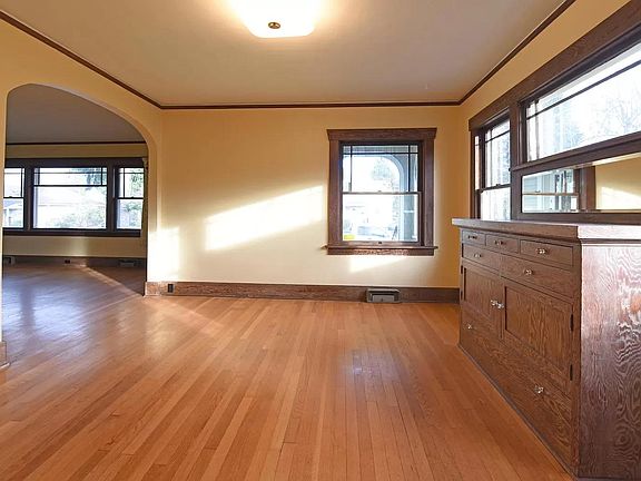 5th image of 1012 S Oakes St