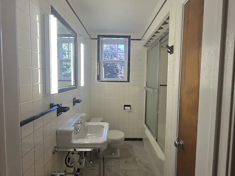 Highland Ave — Photo 11