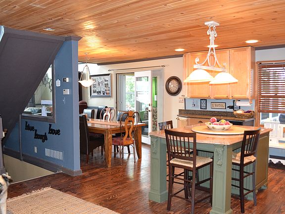Kitchen w/ granite-maple cab