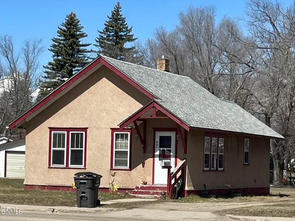 921 10th St SE, Jamestown, ND 58401