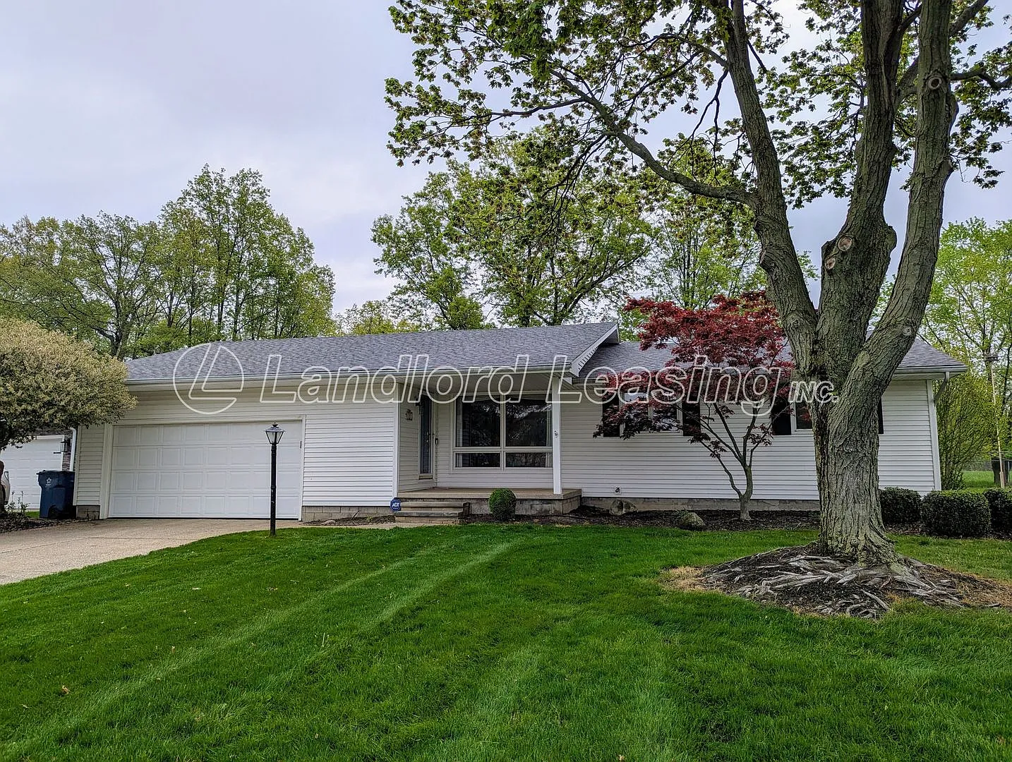 2823 Brookview Dr photo 1
