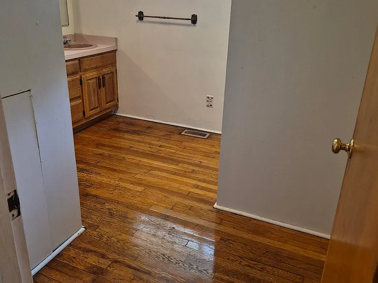 210 Foster St — Photo 7