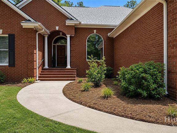 3rd image of 572 Kelsall Drive