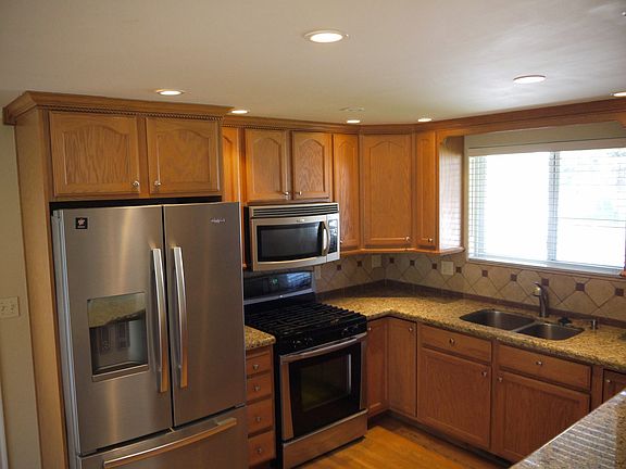 2nd image of 454 E Willow Ave