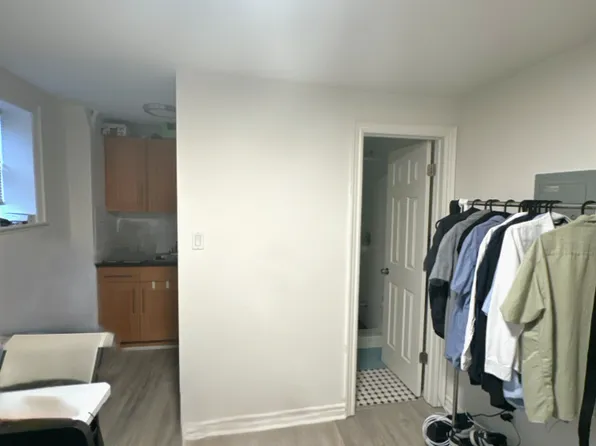 492 Montrose Ave #26, Toronto, ON M6G 3H1
