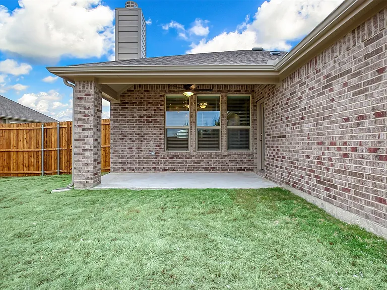 638 Devonshire Ln — Photo 35