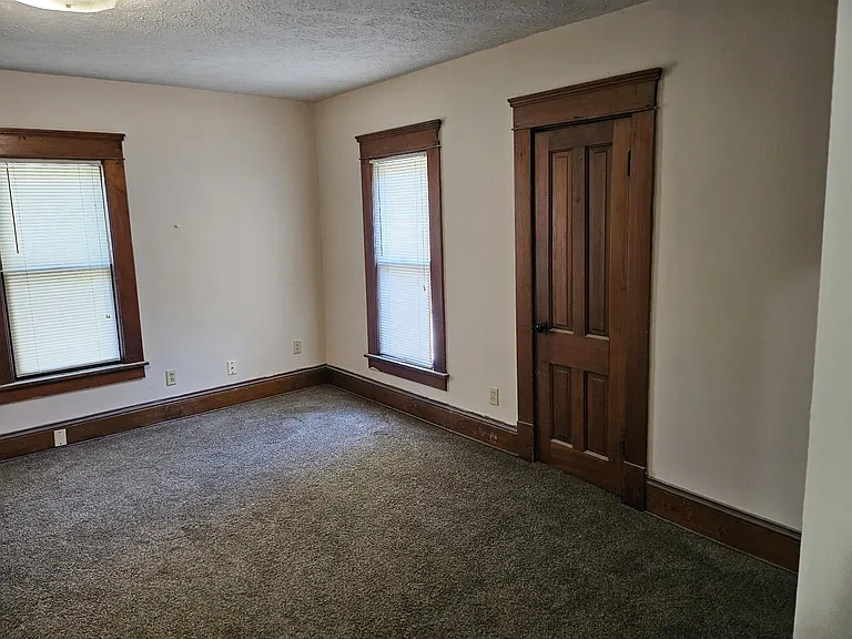 633 W Spruce St — Photo 5