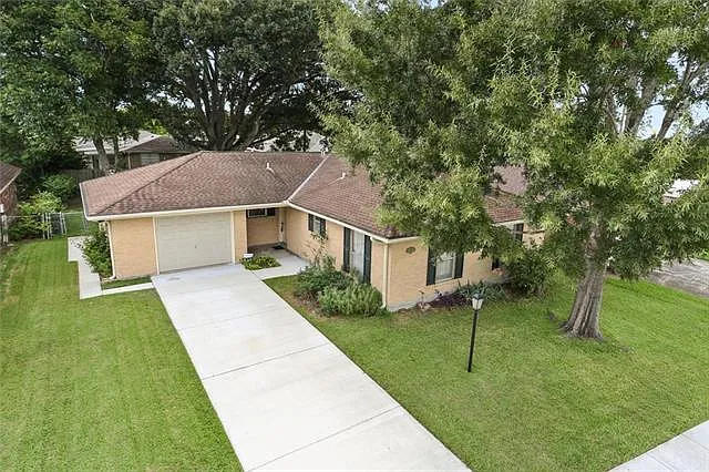 3 bed, 2.0 bath, 1390 sqft, $2,200 — Photo 2