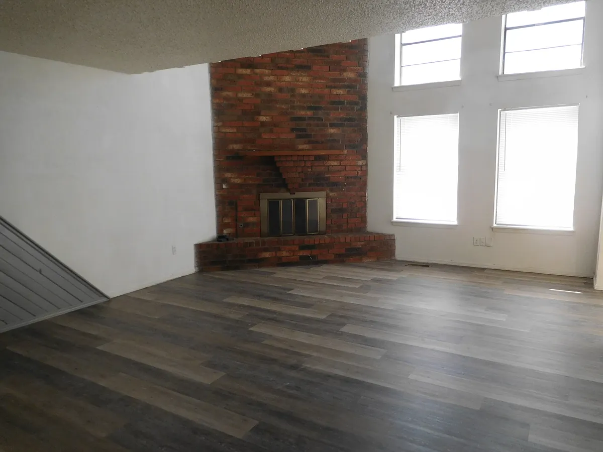 Building Photo - 8020 Crestline Ter