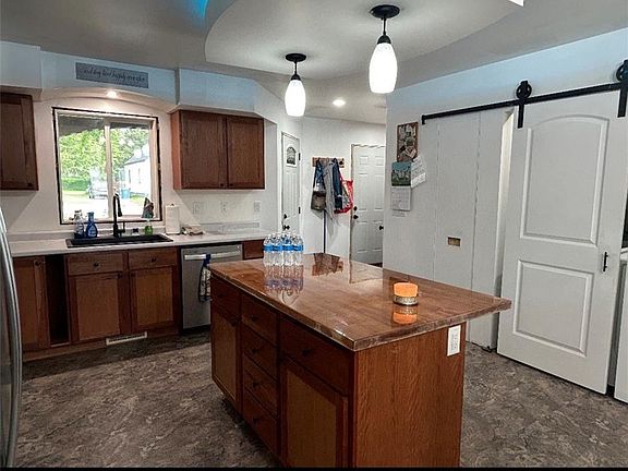 3rd image of 121 Diamond Street