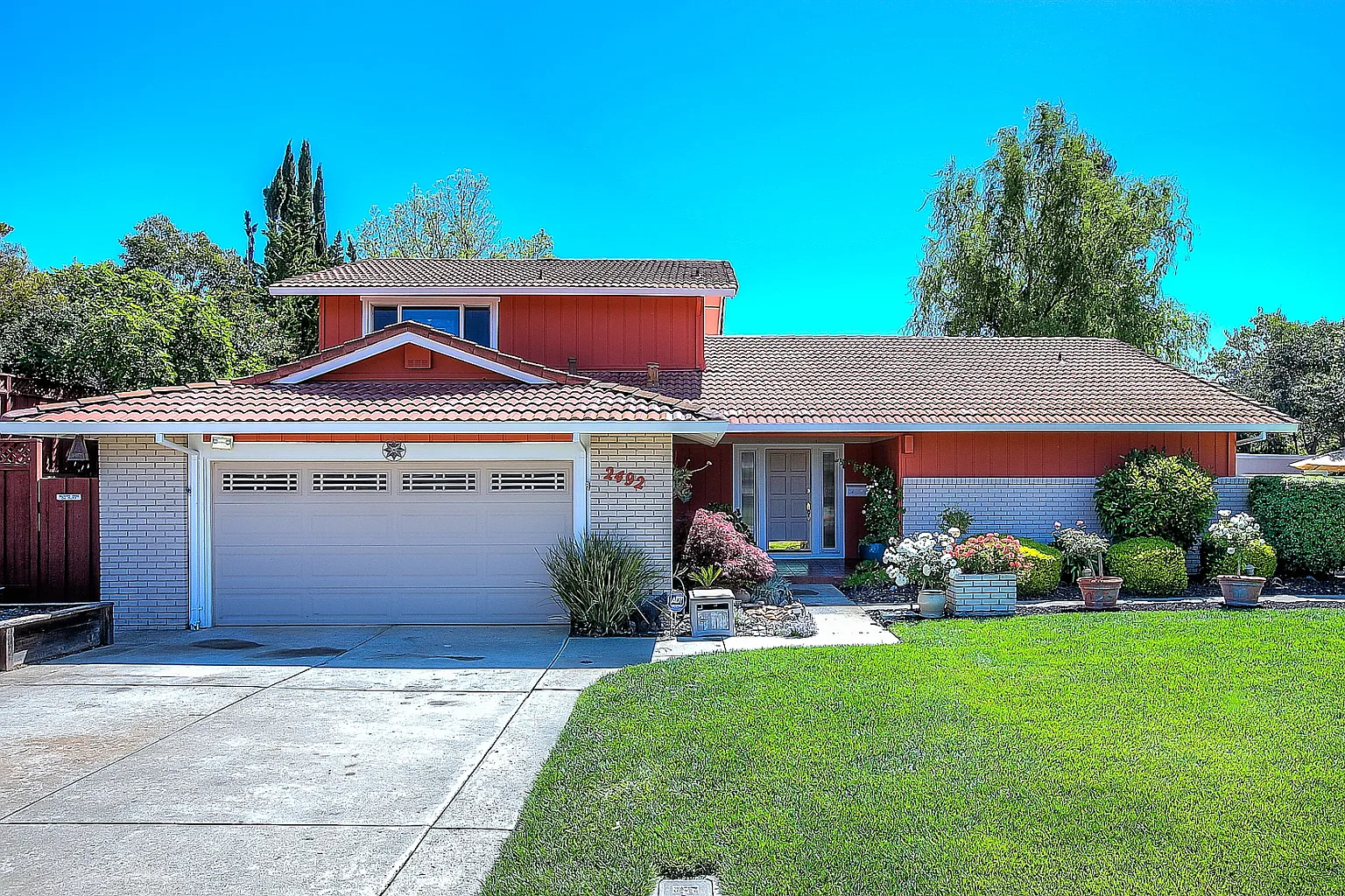 2492 Pyramid St photo 1