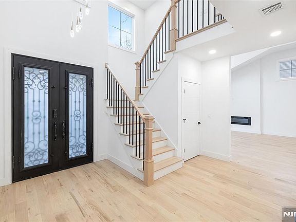 5th image of 42 Harvey St