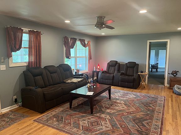 4th image of 2222 Valley View Rd