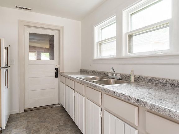 3rd image of 113 Pine St