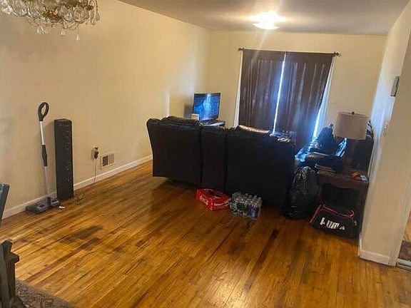 3rd image of 20 Bennett St