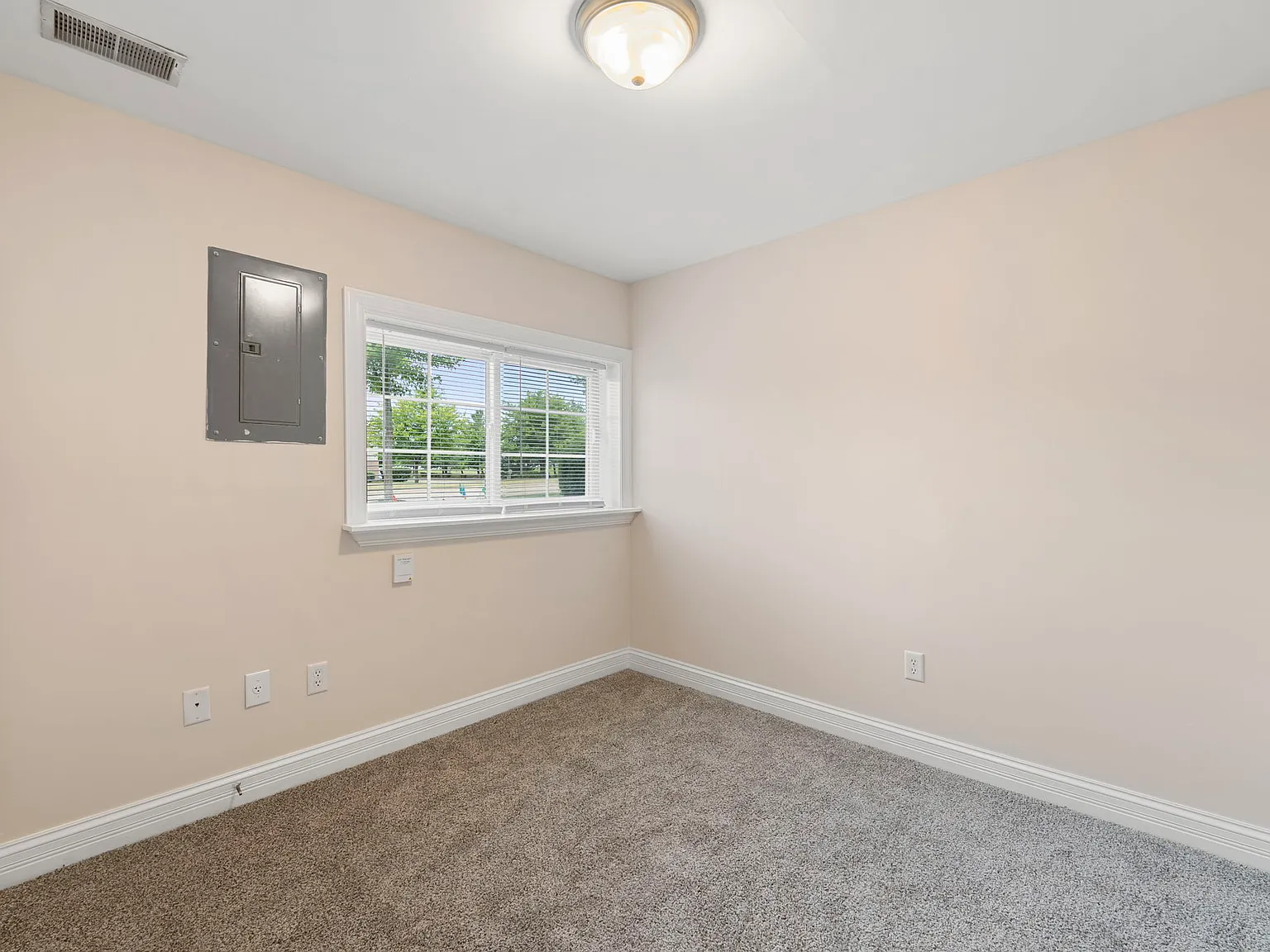243 W Klein Ave — Photo 2