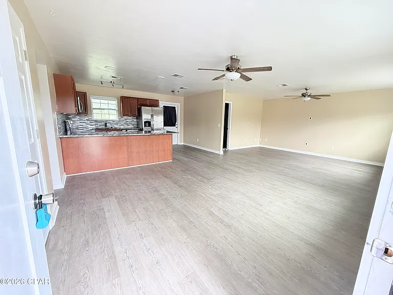 175 N Berthe Ave — Photo 2