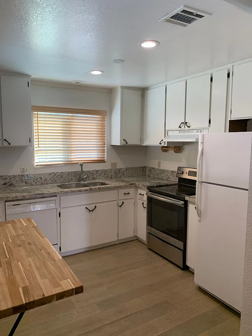 Back to School Two Weeks Free Rent! Darling condo in a great community with amenities — Photo 2