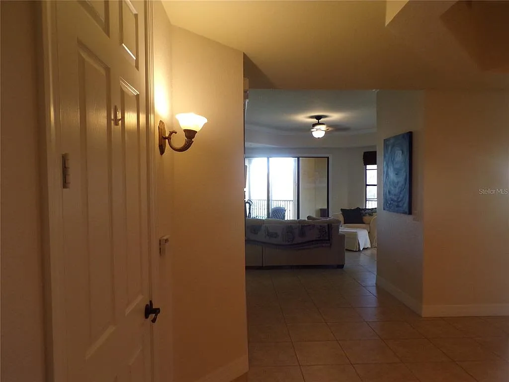 3 bed, 2.0 bath, 1915 sqft, $3,000 — Photo 2
