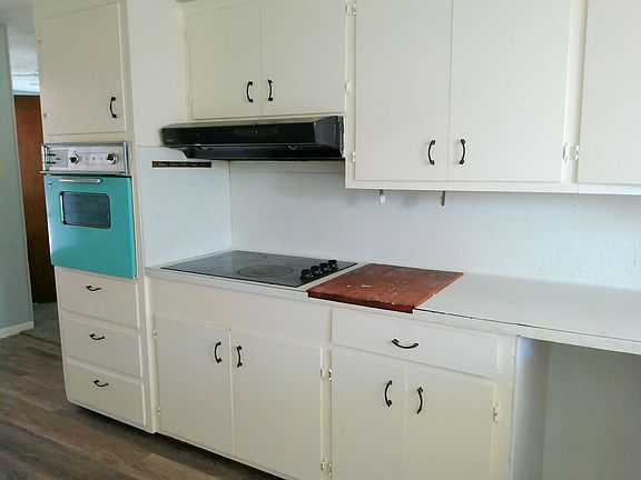 3rd image of 633 Bel Air Dr