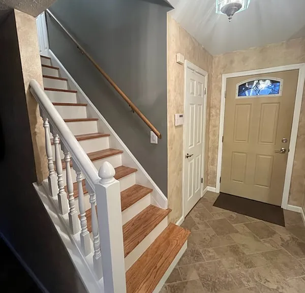 Beautiful stairway to bed rooms upstairs.